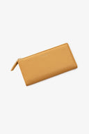 Cartera dorada con cremallera y diseño elegante sobre fondo blanco