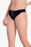 Ropa interior negra femenina con diseño calado en la parte frontal, modelo mostrando la prenda