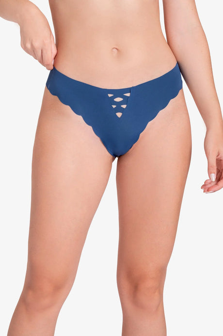 Panty azul con borde ondulado y detalle calado frontal, modelo femenino en fondo blanco