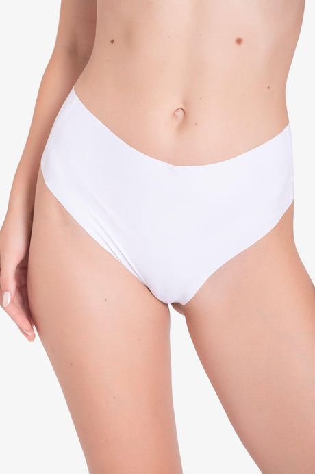 Mujer usando braguita blanca de talle alto en fondo blanco, ropa interior femenina cómoda