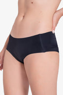 Panty negro sin costuras en modelo con fondo blanco, ropa interior femenina cómoda