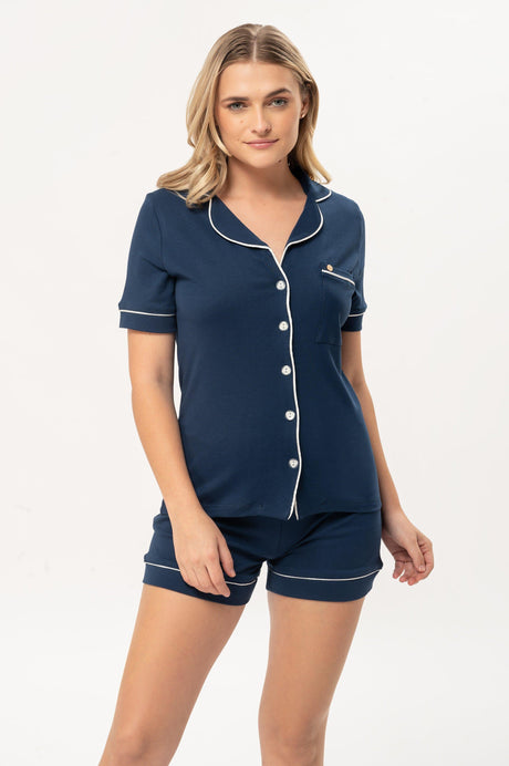 Mujer con pijama corto azul marino con ribetes blancos en fondo blanco