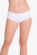 Mujer con ropa interior blanca sin costuras, fondo blanco, primer plano torso y piernas