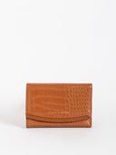 Cartera marrón de cuero con textura de cocodrilo y frase Classic & Modern en frente